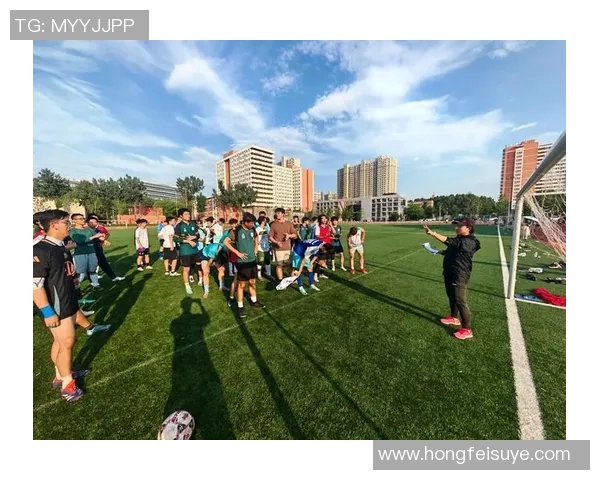 足球明星在绿茵场上挥洒汗水展现激情与梦想的精彩瞬间